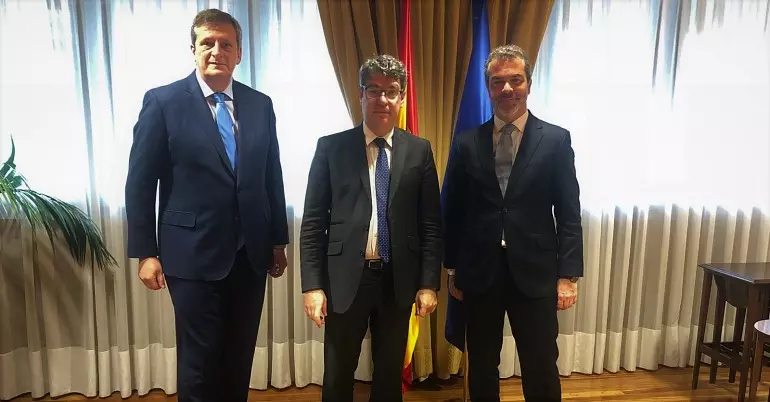 El presidente Alberto González Lorca y José María Moreno, director general de la Asociación Española de Videojuegos (AEVI), junto al ministro de Energía, Turismo y Agenda Digital Álvaro Nadal. El presidente Alberto González Lorca y José María Moreno, director general de la Asociación Española de Videojuegos (AEVI), junto al ministro de Energía, Turismo y Agenda Digital Álvaro Nadal.