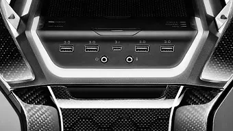 La torre C700P Carbon Chassis tiene partes de fibra de carbono