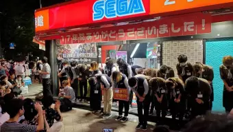 Tras 17 años una tienda de SEGA en Japón cierra sus puertas, y así fue el emotivo adiós de sus empleados