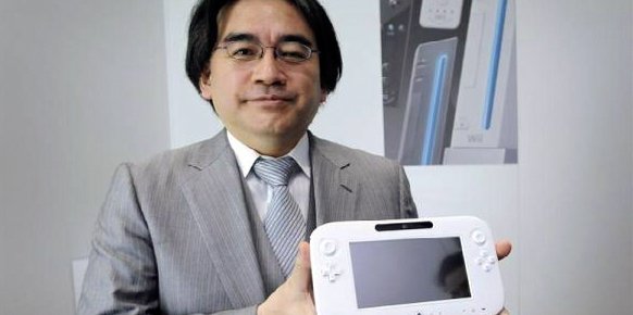 Satoru Iwata con una Wii U. Satoru Iwata con una Wii U.