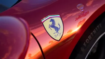 Un Ferrari en Fortnite: el battle royale da la bienvenida hoy a su primer coche real para conducir con estilo