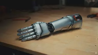 El brazo robótico de Johnny Silverhand de Cyberpunk 2077 se convierte en una prótesis real