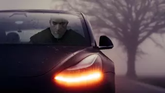 Geralt cambia a Sardinilla por un Tesla con el crossover de The Witcher más inesperado de la Navidad