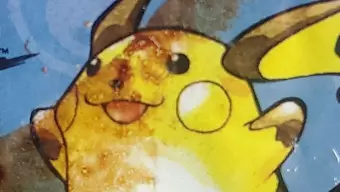 Tras 20 años cogiendo polvo en una tienda, un fan encuentra un pack perdido de cartas Pokémon